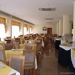 卡拉维拉斯酒店 马达莱纳